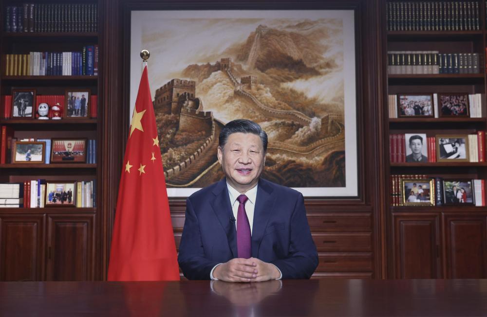 新年前夕，國家主席習近平通過中央廣播電視總臺和互聯(lián)網，發(fā)表二〇二二年新年賀詞。 新華社記者 鞠鵬 攝